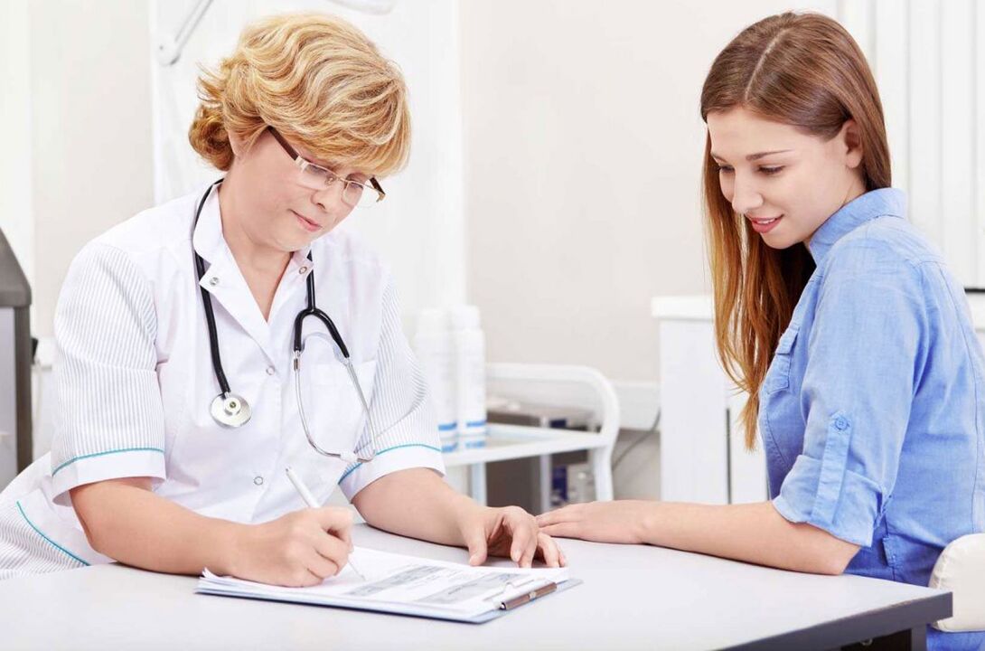 Um eine Blasenentzündung zu diagnostizieren, wird der Arzt der Frau diagnostische Tests verschreiben.